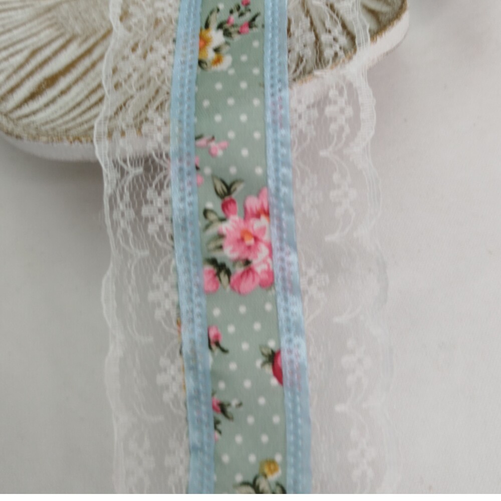 Fita Azul com Estampa Florzinhas e Poa, Bordas em Renda  Branca -