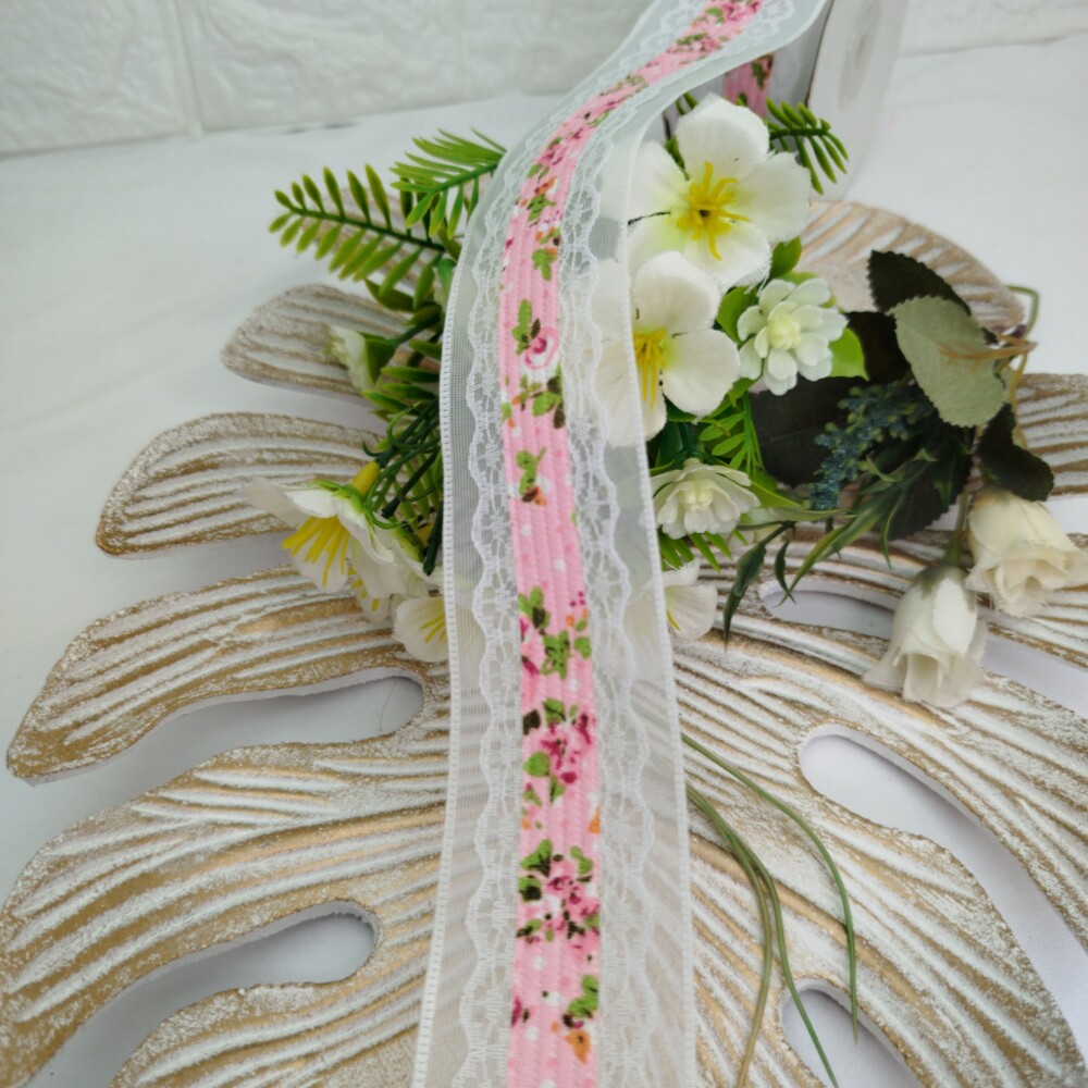 Fita Voil Branca com Aplique de Rendas e Estampa de Flores Rosa