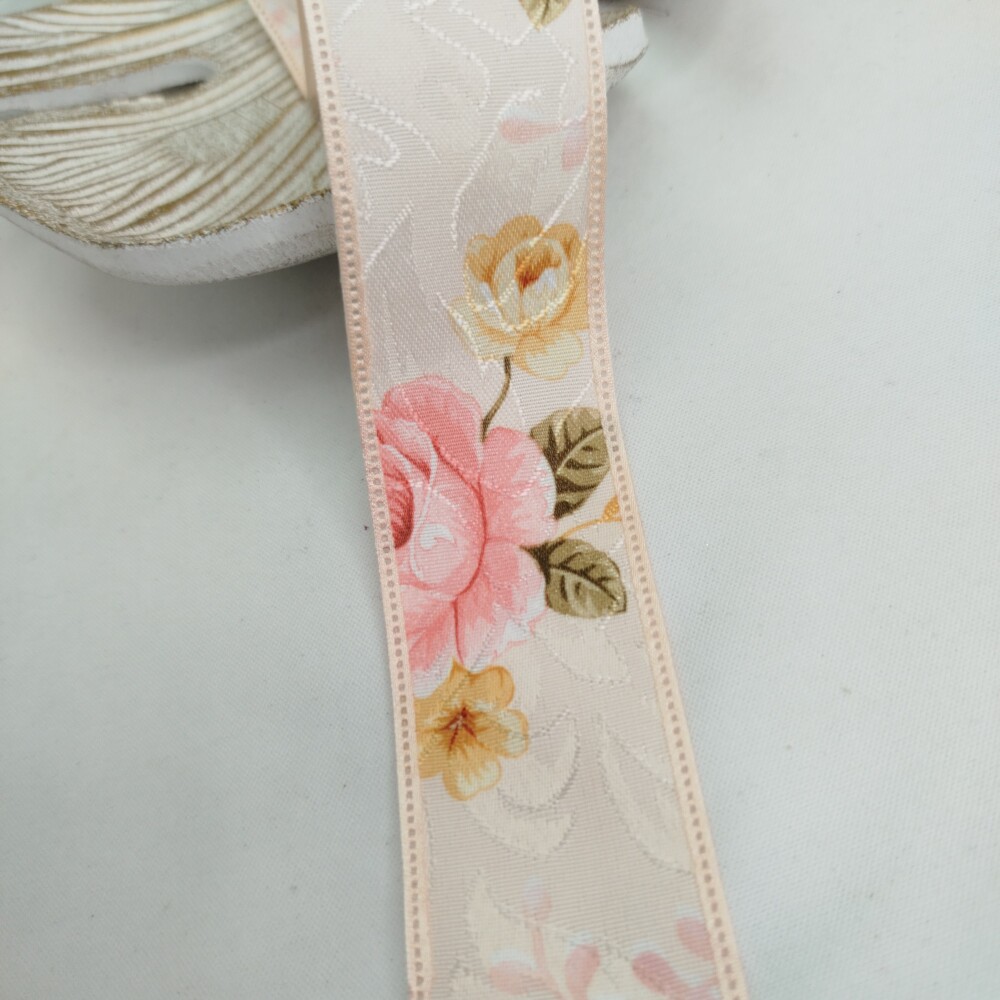 Fita Cetim Adamascada Floral Rosé Coral, Bordas Trabalhadas, Fio