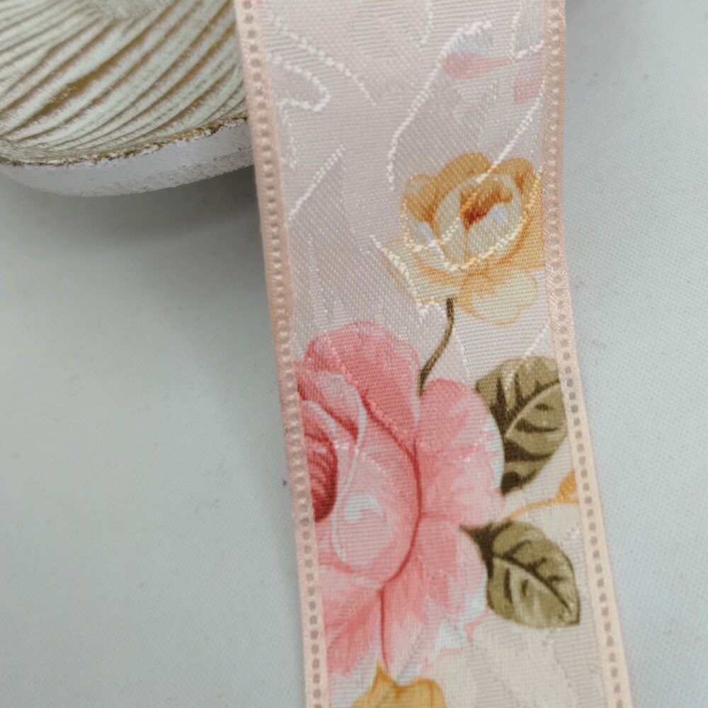 Fita Cetim Adamascada Floral Rosé Coral, Bordas Trabalhadas, Fio