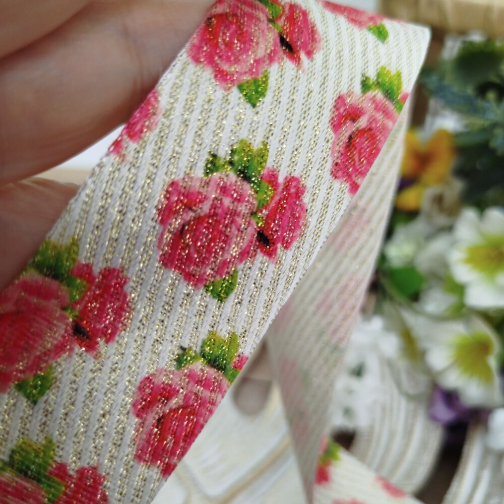 Fita Lurex 38mm Estampa Flores Tons Rosa com Fios Dourados