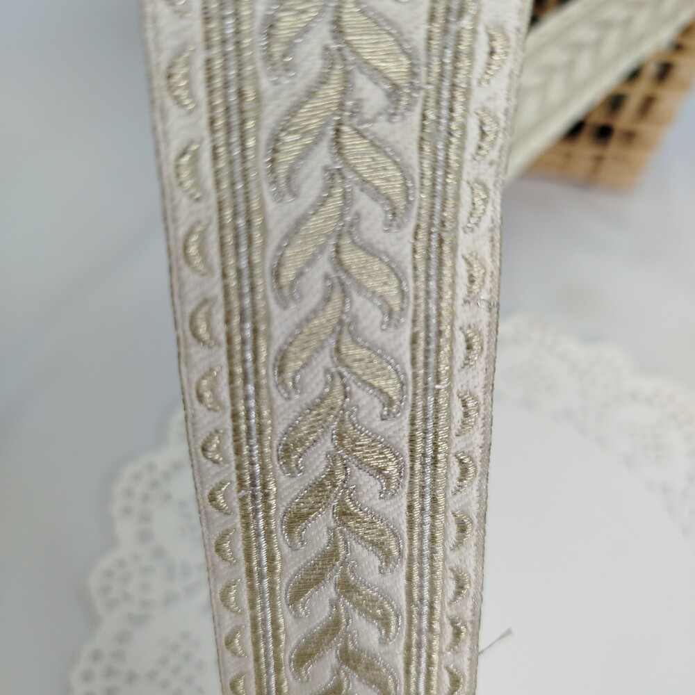 Galão Indiano Off White com Champanhe - Tira Romana  - Metro