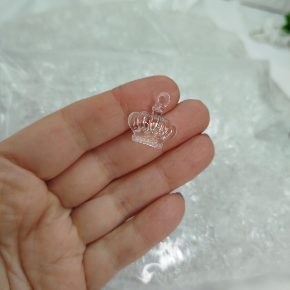 Pingente Coroa em Acrilico Transparente - aprox. 500 gramas
