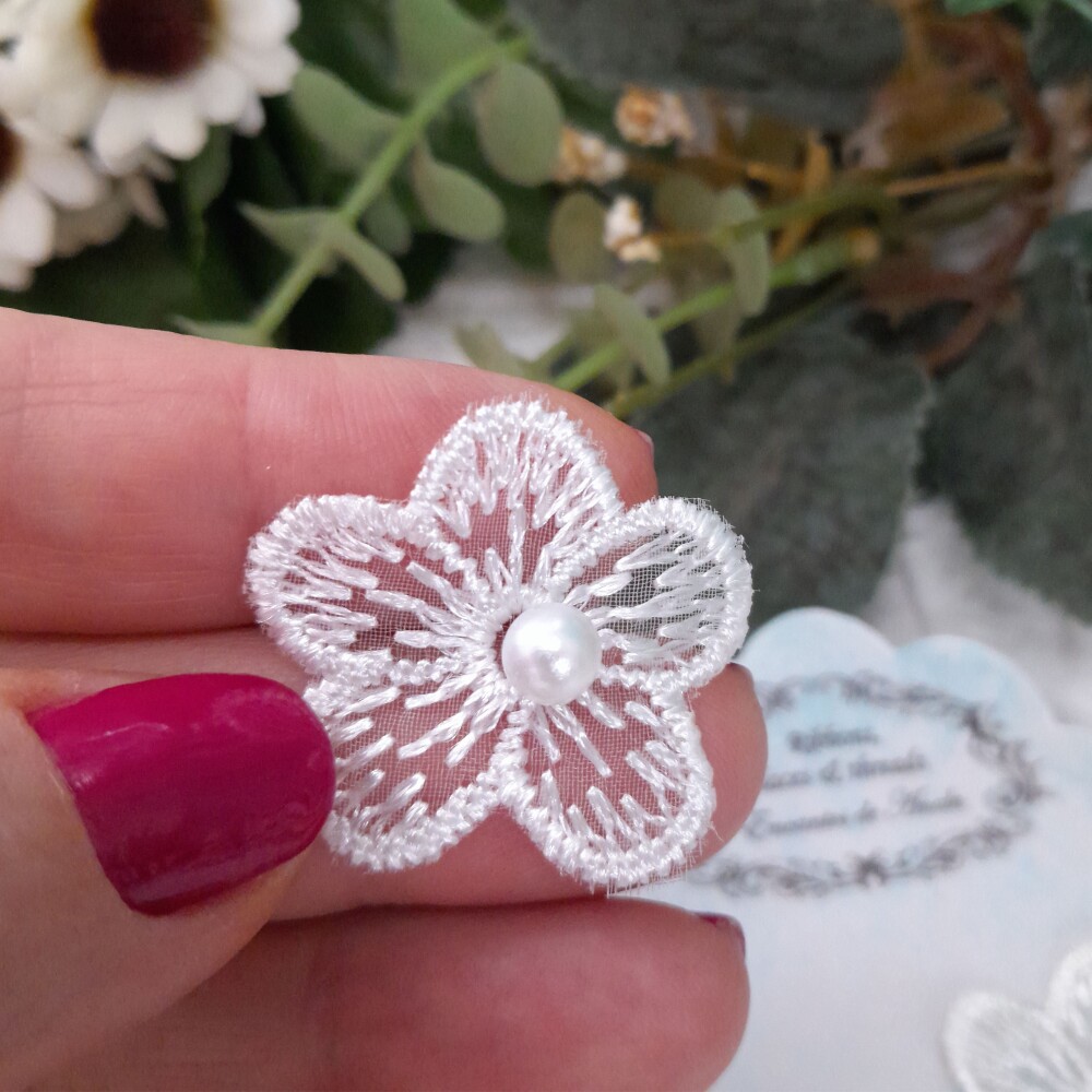 Aplique Flor Bordada sobre tule e miolo de perola
