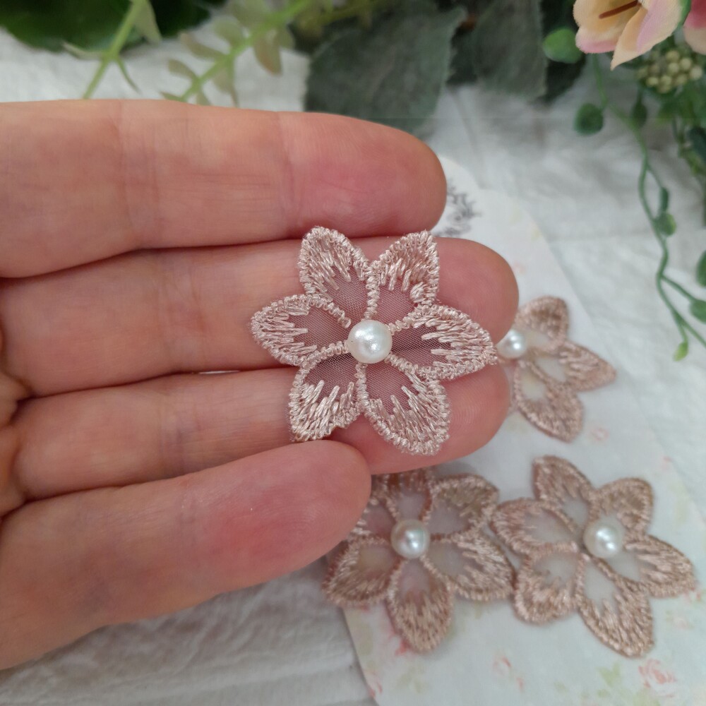Aplique Flor Bege Bordada sobre tule e miolo de perola para artes