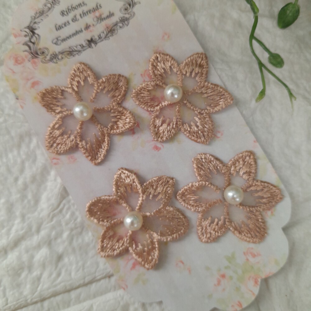 Aplique Flor Bege Bordada sobre tule e miolo de perola para artes