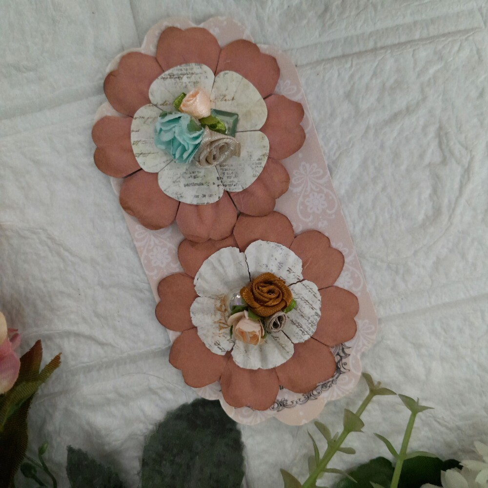 Aplique 2 Flores em papel com miolo estilizado para artesanato e 