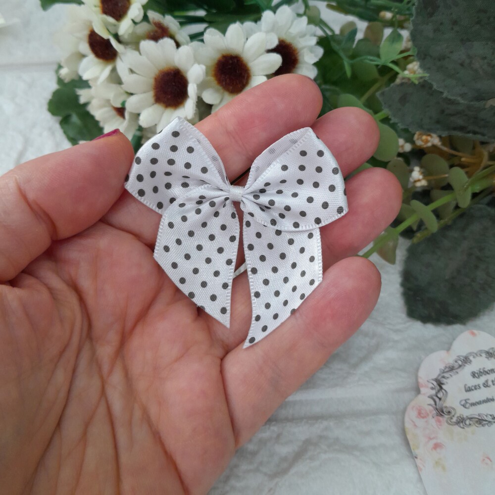 Laço Decorativo de Cetim Nude com Bolinha Preta