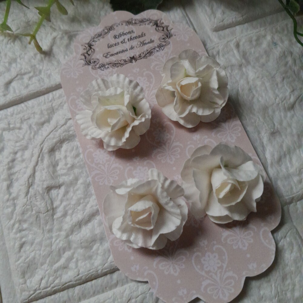 Aplique 4 Flores em papel cor nude para artesanato e scrapbook