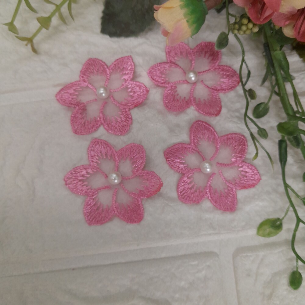Aplique Flor Rosa Bordada sobre tule e miolo de perola