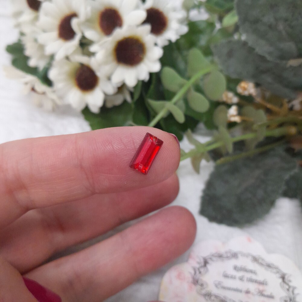 Chaton Retangular Vermelho - Cartela com 25 unidades