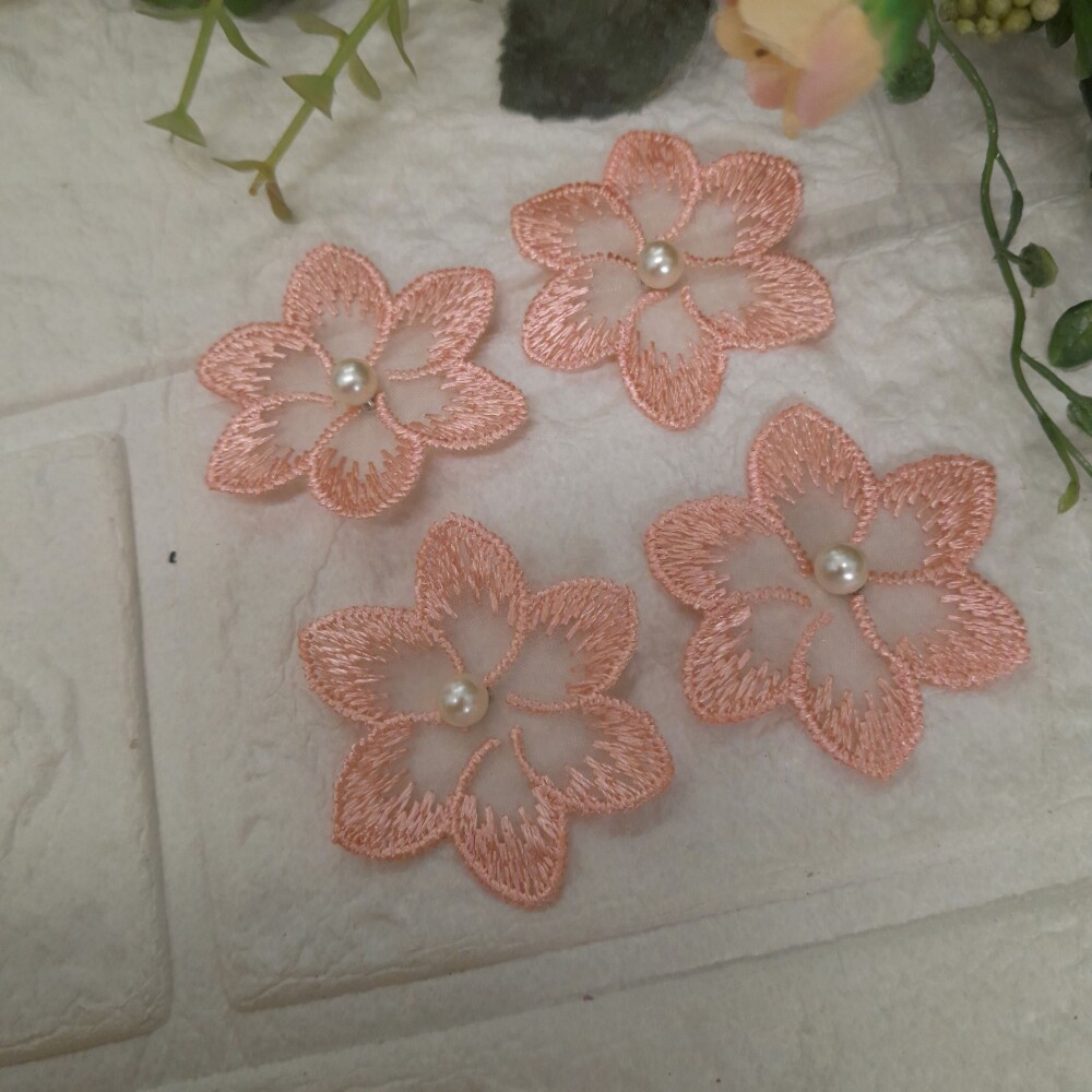 Aplique flor Coral Bordada sobre tule e miolo de perola