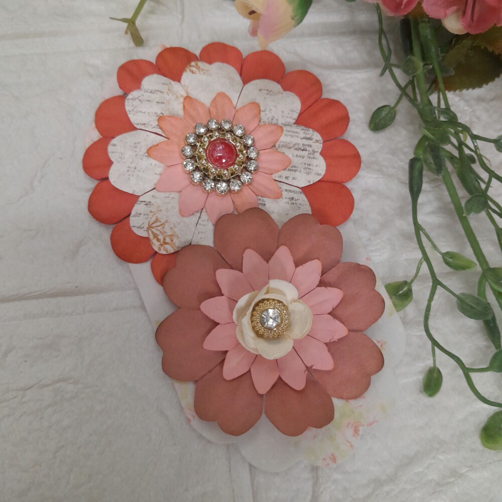 Aplique 2 Flores em papel com miolo estilizado, tons terrosos
