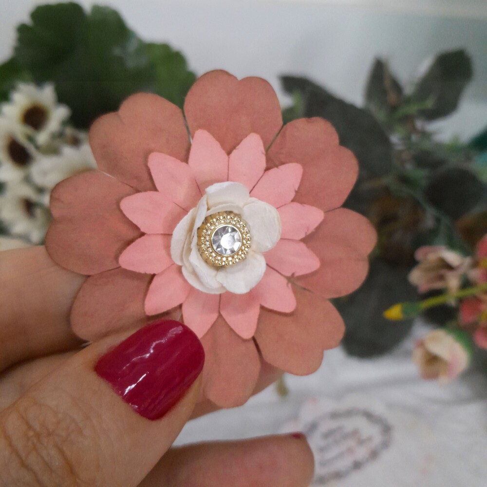 Aplique 2 Flores em papel com miolo estilizado, tons terrosos
