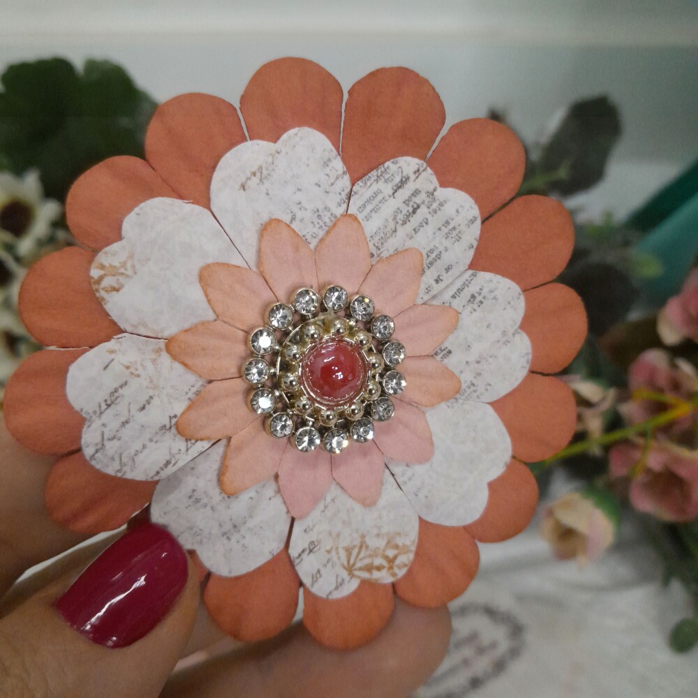Aplique 2 Flores em papel com miolo estilizado, tons terrosos