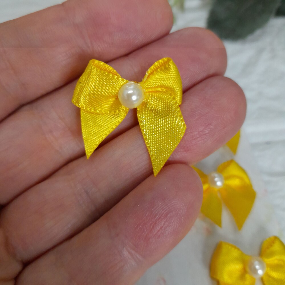 Laço de Cetim Decorativo Amarelo com Aplique de Perola