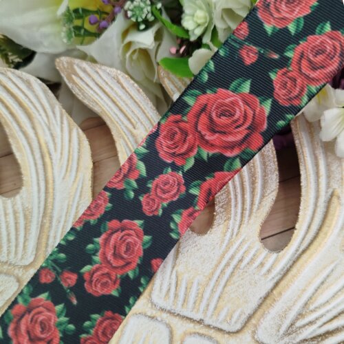 Fita Gorgurão 38mm Estampa Rosas Vermelhas Grandes em Fundo Preto