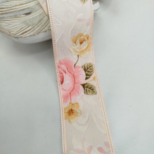 Fita Cetim Adamascada Floral Rosé Coral, Bordas Trabalhadas, Fios Brilho - 38 mm - Venda a Metro