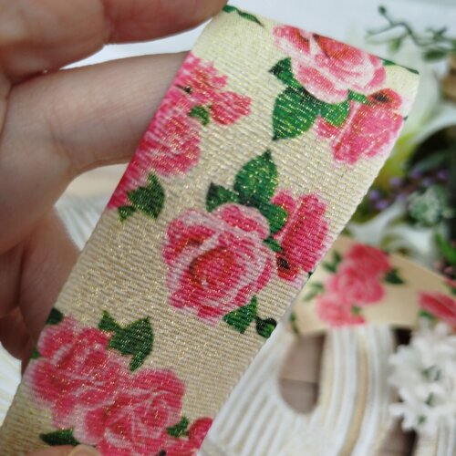 Fita Lurex 38mm Estampa Rosas Pink em Fundo Champagne com Fios Dourados