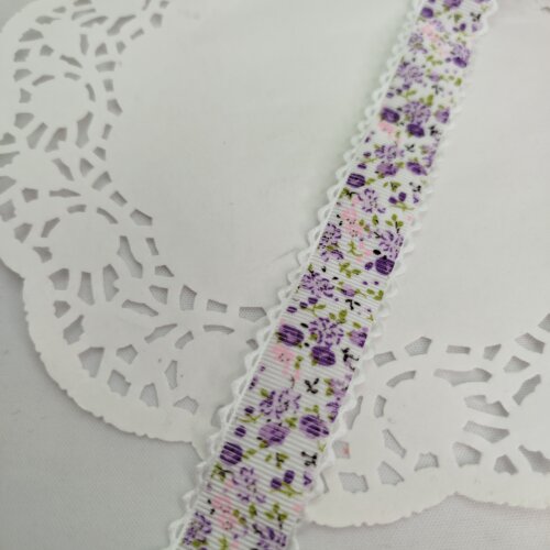 Fita Poliester Estampa Canelada Florzinhas Lilás Roxo e Rosa e Bordinhas Brancas