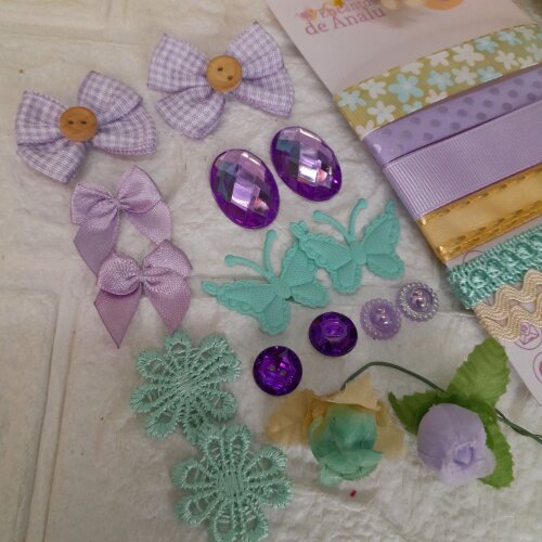 Kit de Fitas Lilas / Verde / Bege e Enfeites em Cores Coordenadas para Artes,  Scrap e Customização