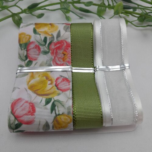 Mix de Fitas Estampa Flores Amarela e Coral, Fita Voil Branca e Gorgurão Verde