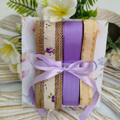 Kit com 3 fitas coordenadas em juta, lilás e bege com estampa floral roxa