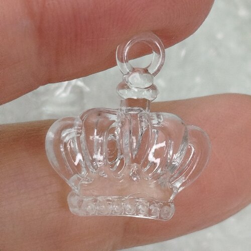 Pingente Coroa em Acrilico Transparente - aproximadamente 500 gramas