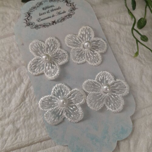 Aplique Flor Bordada sobre tule e miolo de perola para artesanato e customização