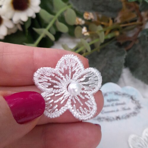 Aplique Flor Bordada sobre tule e miolo de perola