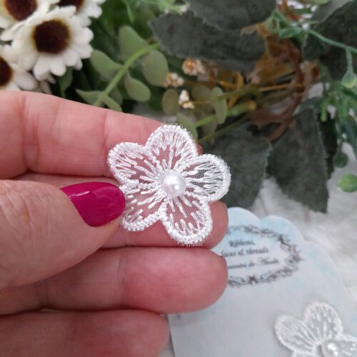 Aplique Flor Bordada sobre tule e miolo de perola