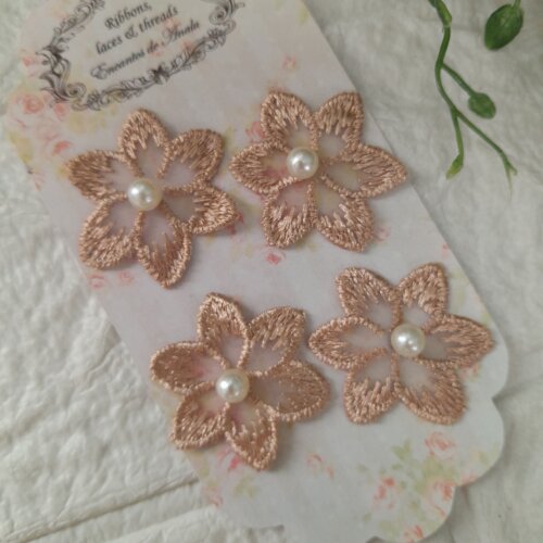 Aplique Flor Bege Bordada sobre tule e miolo de perola para artesanato e customização