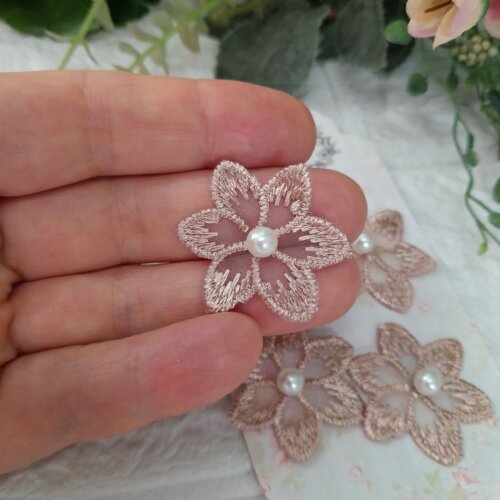 Aplique Flor Bege Bordada sobre tule e miolo de perola para artes