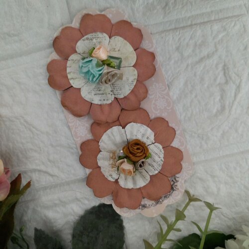 Aplique 2 Flores em papel com miolo estilizado para artesanato e scrapbook