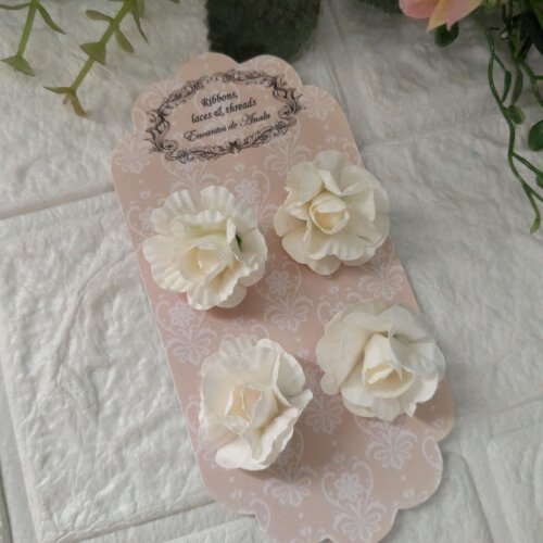 Aplique 4 Flores em papel cor nude para artesanato e scrapbook