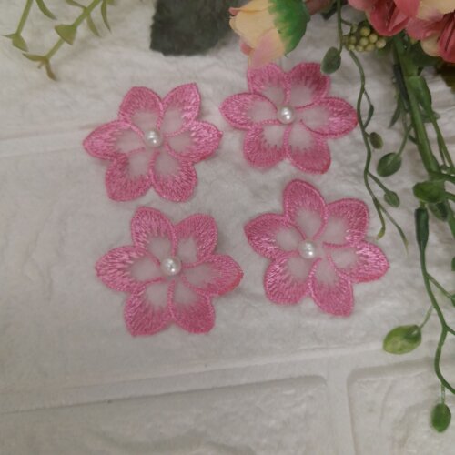 Aplique Flor Rosa Bordada sobre tule e miolo de perola para artesanato e customização