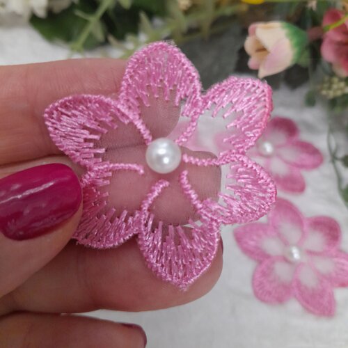 Aplique Flor Rosa Bordada sobre tule e miolo de perola