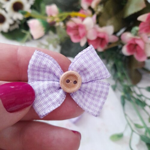 Laço Decorativo de Tecido Xadrez Branco e Lilas com Miolo de Botão de Madeira