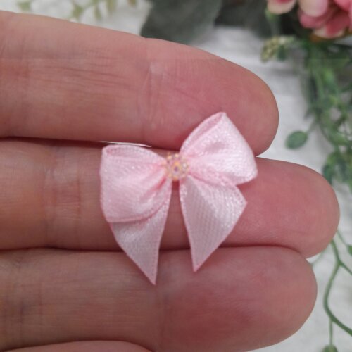 Laço Decorativo de Cetim Rosa com Ponto de Brilho no Miolo