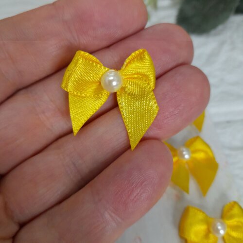 Laço de Cetim Decorativo Amarelo com Aplique de Perola