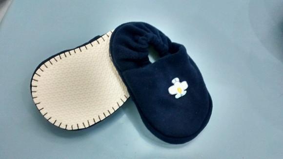 Pantufa com aplique -meninos 0 a 2 anos