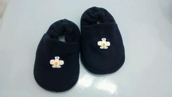 Pantufa com aplique -meninos 0 a 2 anos