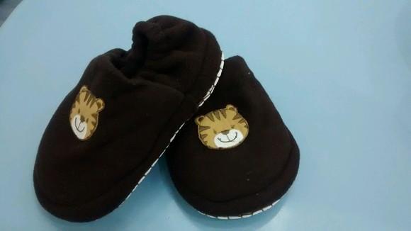 Pantufa com aplique -meninos 0 a 2 anos