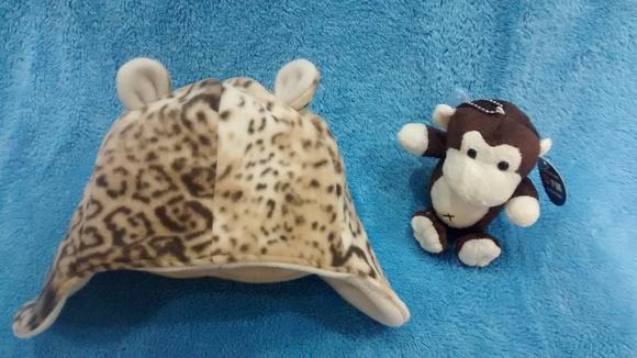 Touca infantil com tapa orelhas Oncinha