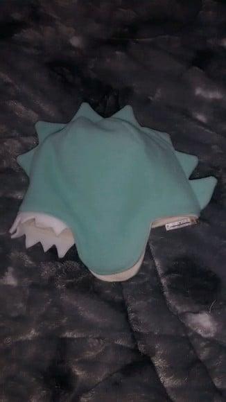 Touca infantil com tapa orelhas Jacaré dinossauro