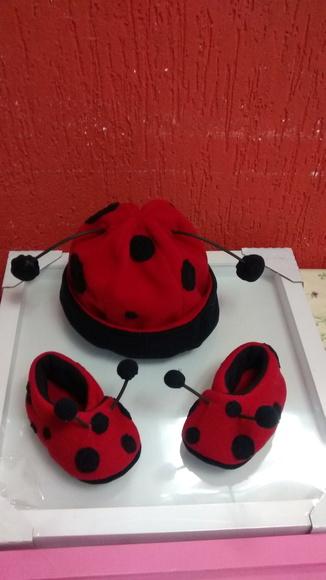 Conjunto touca e sapatinho joaninha