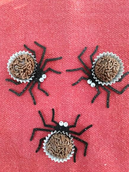 Forminha brigadeiro Aranha brilho 22 unidades