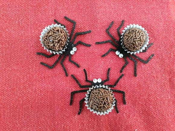 Forminha Brigadeiro Aranha com Gliter - 44 Unidades