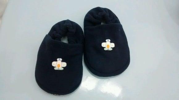 Pantufa com aplique -meninos 0 a 2 anos