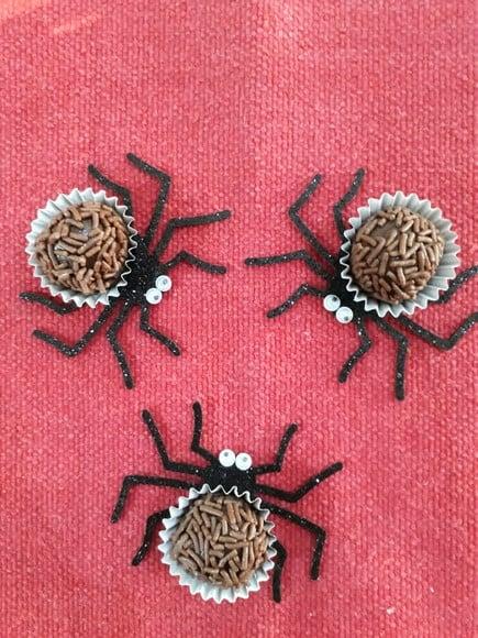 Forminha brigadeiro Aranha brilho 22 unidades